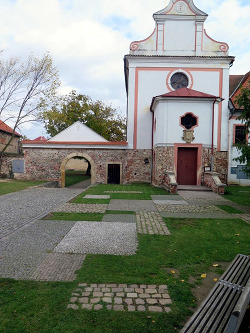 Dva druhy dlažby s trávníkem před kaplí v Dobřichovicích