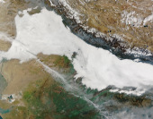 Ranní mlhy nad nížinami v povodí řek Indu a Gangy pohledem družice Terra 15. ledna 2024. Mlha pokrývá rozsáhlou oblast od pákistánského Islámábádu až po bangladéšskou Dháku. Pozoruhodné jsou díry, které v mlze vytvořily tepelné ostrovy nad některými městy, největší otvor ve střední části snímku ukazuje polohu indické metropole Nové Dillí, další otvory se shodují s pozicí měst Ágra, Mérath a Rohtak. Přestože je v Indii výskyt mlh v tomto ročním období (prosinec, leden) obvyklý, v posledních desetiletích dochází ke zvyšování jejich četnosti. Vědci to dávají do spojitosti se znečištěním ovzduší aerosoly, což jsou malé pevné a kapalné částice emitované řadou zdrojů, vznikají také v důsledku lidské činnosti, zejména při spalování fosilních paliv a biomasy.