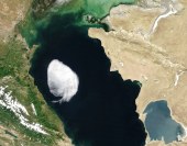 Oblak stratocumulus nad Kaspickým mořem na snímku družice Terra z 28. května 2022. Oblak, který patří do skupiny oblaků nízkého patra, se nacházel ve výšce asi 1500 metrů nad zemí. Vznikl pravděpodobně, když teplý, suchý vzduch - možná z Balkánu - narazil nad Kaspickým mořem na chladnější a vlhký vzduch. Poté se pohyboval nad mořem a rozplynul se, když dosáhl pevniny.