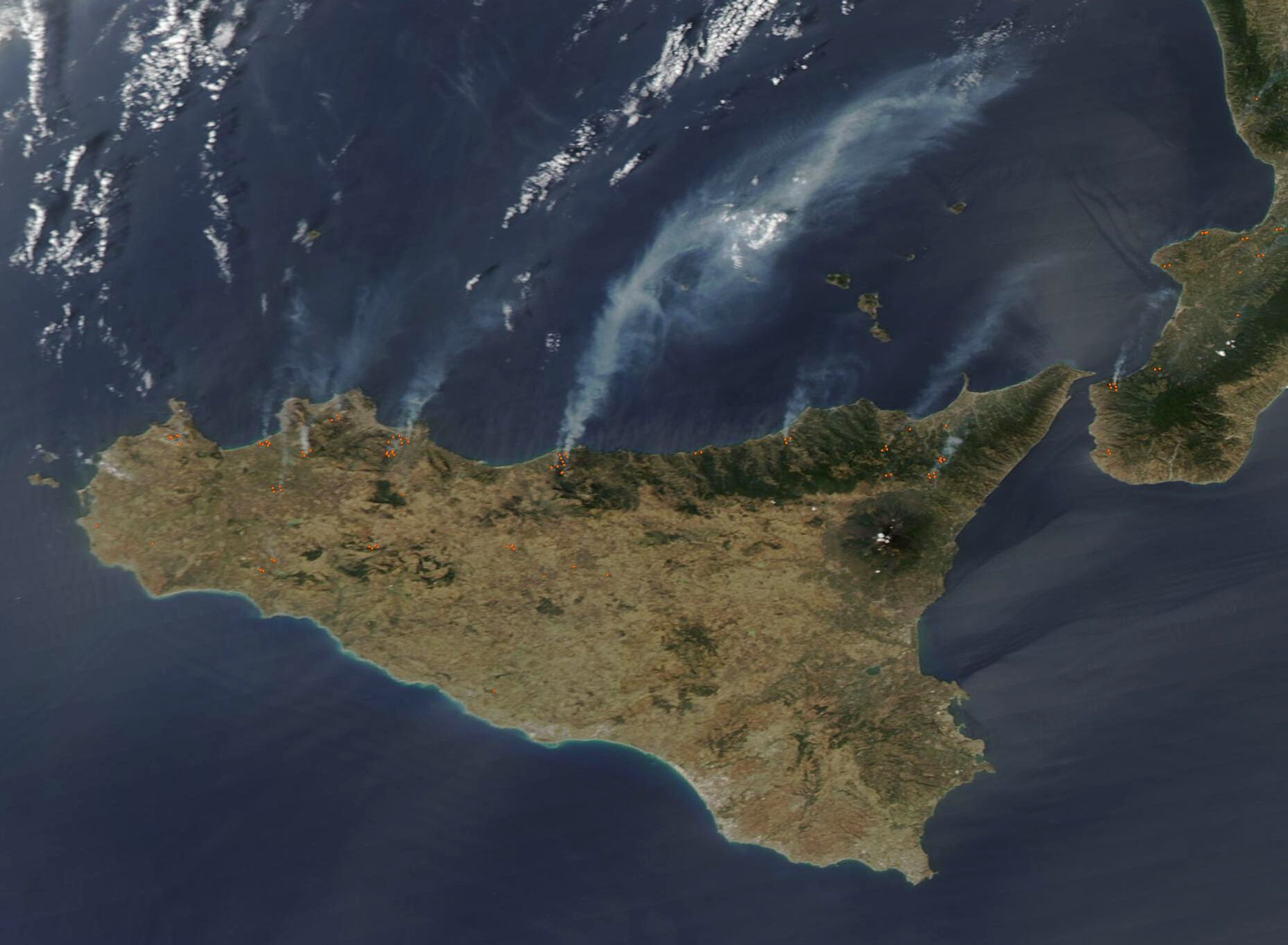 Silný vítr a vysoké teploty napomohly na konci září šíření lesních požárů podél severního pobřeží Sicílie. Snímek družice Aqua z 22. září s červeně zvýrazněnými ohnisky ukazuje kouř směřující z ohněm zasažených míst nad Středozemní moře. Největší počet požárů postihl oblast u města Cefalù. V nedalekém Gratteri musely být uzavřeny školy.
